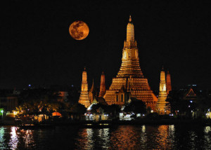 Full-moon-night-in-Bangkok