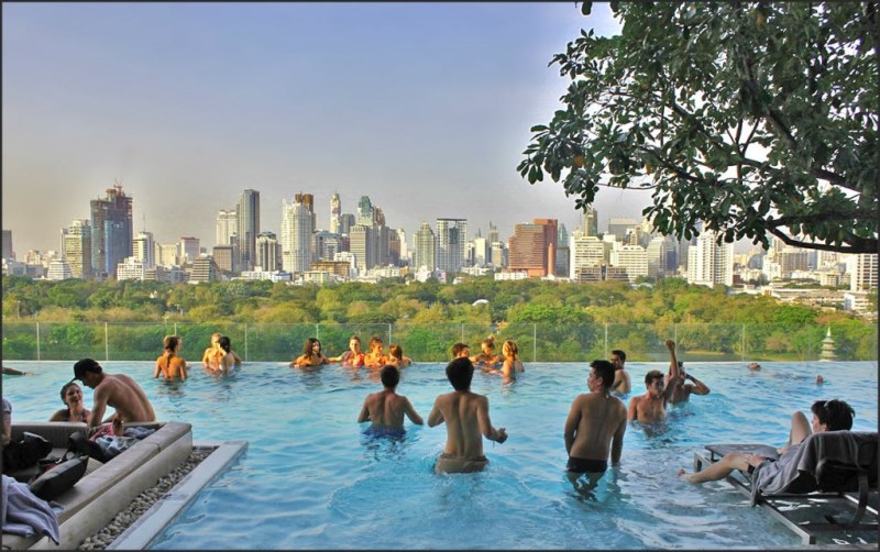10 отелей с бассейнами в Бангкоке